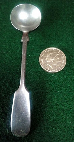 • Size comparison to £1 coin.