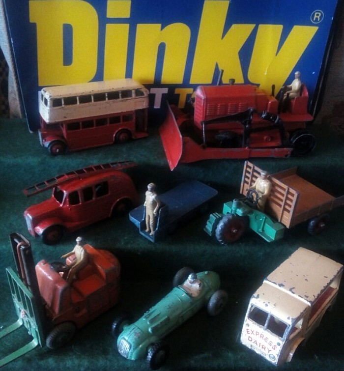 🔹 Vintage Dinky toys.